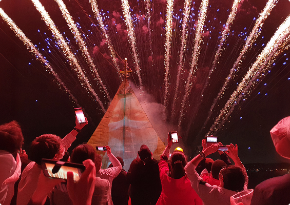 로맨틱한 밤바다 위 불꽃놀이!